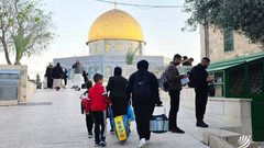 من أجواء الإفطار في باحات المسجد الأقصى المبارك
