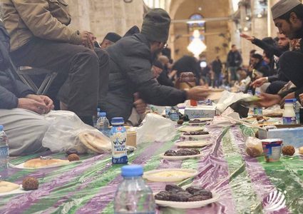 من أجواء الإفطار في باحات المسجد الأقصى المبارك