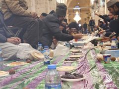 من أجواء الإفطار في باحات المسجد الأقصى المبارك