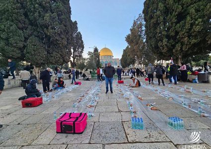 من أجواء الإفطار في باحات المسجد الأقصى المبارك