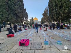 من أجواء الإفطار في باحات المسجد الأقصى المبارك