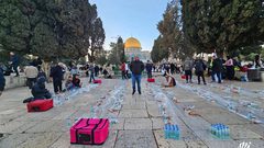 من أجواء الإفطار في باحات المسجد الأقصى المبارك