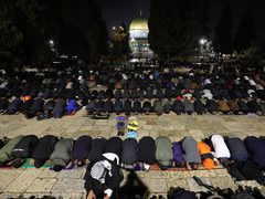 الرحاب المباركة تمتلئ بالمصلّين لأداء صلاة التراويح في ليلة الثالث والعشرين من شهر رمضان المبارك