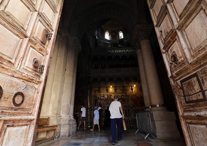 لجنة المتابعة:بحصار كنيسة القيامة وفرض قيود الاحتلال يثبت استهداف الكل الفلسطيني