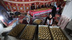 فلسطينيات يشاركن في تحضير الكعك لتوزيعه للمحتاجين، ضمن مبادرة خيرية