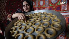 فلسطينيات يشاركن في تحضير الكعك لتوزيعه للمحتاجين، ضمن مبادرة خيرية أطلقها تجمع مبادري رفح.