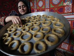 فلسطينيات يشاركن في تحضير الكعك لتوزيعه للمحتاجين، ضمن مبادرة خيرية أطلقها تجمع مبادري رفح.
