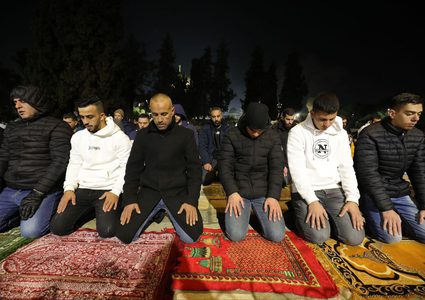 الرحاب المباركة تمتلئ بالمصلّين لأداء صلاة التراويح في ليلة الثالث والعشرين من شهر رمضان المبارك