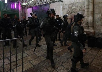 قوات الاحتلال تقتحم باحات الأقصى