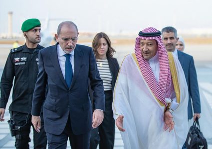 6 وزراء خارجية عرب يصلون جدة لعقد اجتماع تشاوري