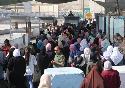 عشرات الالاف يتوافدون الى القدس لاداء الجمعة الاخيرة من رمضان في الأقصى