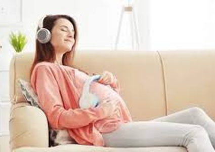 غناء الأم الحامل يساعد جنينها على الكلام