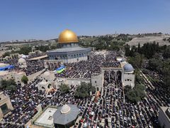حوالي ربع مليون فلسطيني يؤدون صلاة الجمعة الأخيرة من رمضان في رحاب المسجد الأقصى المبارك