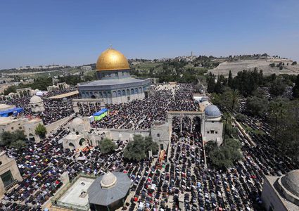 ربع مليون فلسطيني يؤدون صلاة الجمعة الأخيرة من رمضان في رحاب المسجد الأقصى