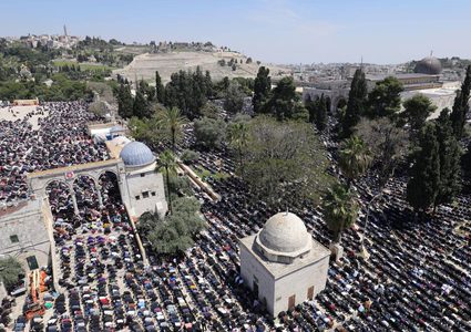 ربع مليون فلسطيني يؤدون صلاة الجمعة الأخيرة من رمضان في رحاب المسجد الأقصى