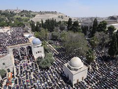 حوالي ربع مليون فلسطيني يؤدون صلاة الجمعة الأخيرة من رمضان في رحاب المسجد الأقصى المبارك