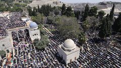 ربع مليون فلسطيني يؤدون صلاة الجمعة الأخيرة من رمضان في رحاب المسجد الأقصى