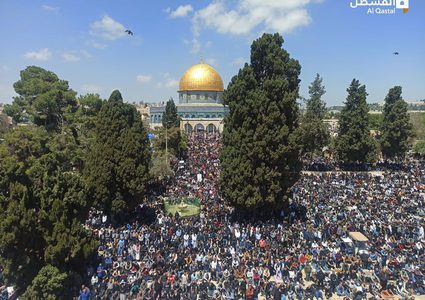 حوالي ربع مليون فلسطيني يؤدون صلاة الجمعة الأخيرة من رمضان في رحاب المسجد الأقصى المبارك