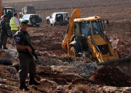 مستوطنون يجرفون أرضا بمسافر يطا جنوب الخليل