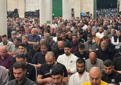 رغم تضييقات الاحتلال.. عشرات الآلاف يتوافدون للأقصى