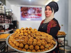 سيدات يعملن على صناعة كعك العيد في قطاع غزة