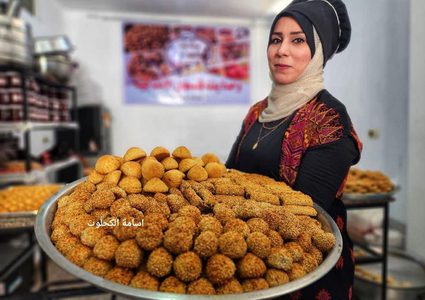 سيدات يعملن على صناعة كعك العيد في قطاع غزة