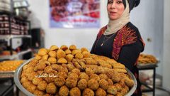 سيدات يعملن على صناعة كعك العيد في قطاع غزة