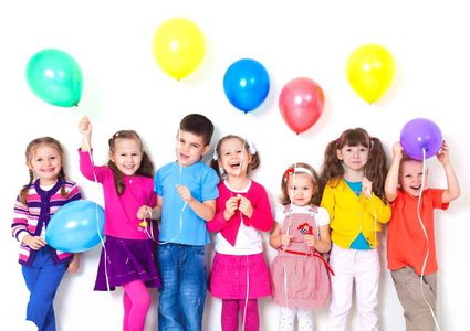 البحش: ارتفاع ملحوظ على أسعار الملابس لكنها أقل ما يقدم للأطفال بالأعياد