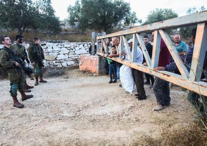 الاحتلال يحتجز 10 شبان من بلدة يعبد على حاجز عسكري غرب نابلس