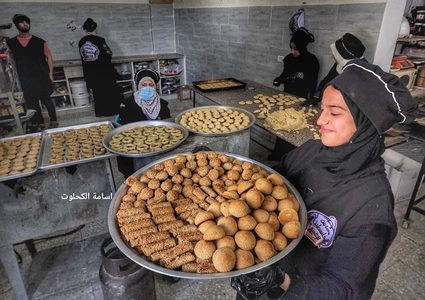سيدات يعملن على صناعة كعك العيد في قطاع غزة