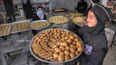 سيدات يعملن على صناعة كعك العيد في قطاع غزة