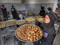 سيدات يعملن على صناعة كعك العيد في قطاع غزة
