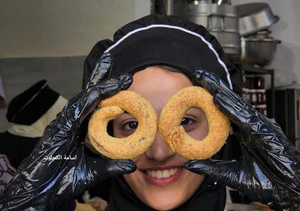 سيدات يعملن على صناعة كعك العيد في قطاع غزة