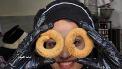 سيدات يعملن على صناعة كعك العيد في قطاع غزة