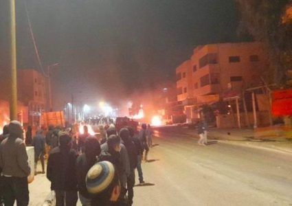 مستوطنون يغلقون مدخل البيرة الشمالي