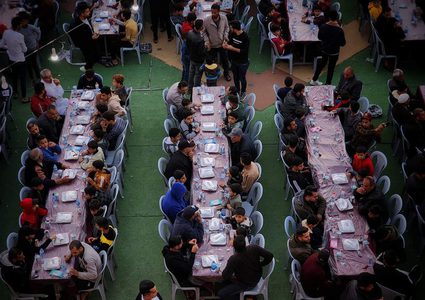 إفطار جماعي نظمه أهالي المنطقة الشرقية في خان يونس جنوبي قطاع غزة