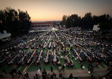 إفطار جماعي نظمه أهالي المنطقة الشرقية في خان يونس جنوبي قطاع غزة