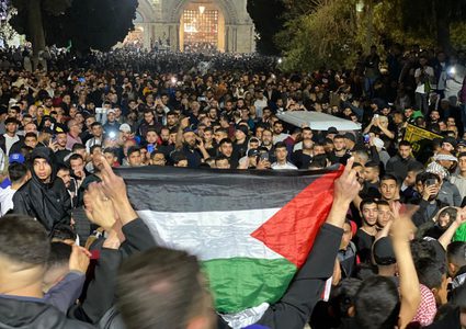 الفلسطينيون يحيون ليلة السابع والعشرين من شهر رمضان في المسجد الأقصى