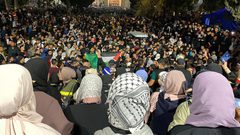 الفلسطينيون يحيون ليلة السابع والعشرين من شهر رمضان في المسجد الأقصى