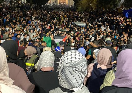 الفلسطينيون يحيون ليلة السابع والعشرين من شهر رمضان في المسجد الأقصى