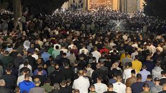 الفلسطينيون يحيون ليلة السابع والعشرين من شهر رمضان في المسجد الأقصى