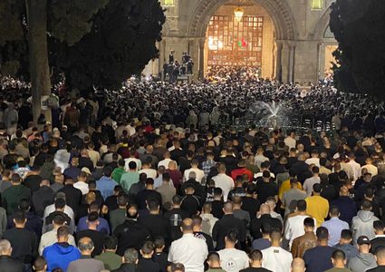 الفلسطينيون يحيون ليلة السابع والعشرين من شهر رمضان في المسجد الأقصى