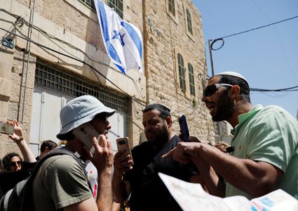 مستوطنون يستولون على منزل في المزرعة الغربية