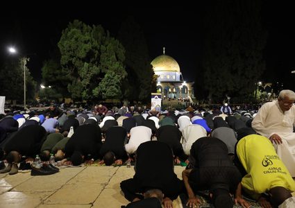 70 ألف مصلٍّ يؤدون العشاء والتراويح في المسجد الأقصى