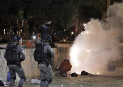 قوات الاحتلال تقتحم الأقصى في ساعات الفجر  وتصادر اللافتات