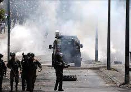 إصابات بالاختناق عقب إطلاق الاحتلال قنابل غاز سام عند مدخل مخيم عقبة جبر