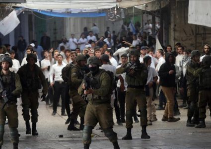 مستوطنون يهدمون 5 محال تجارية في الخليل