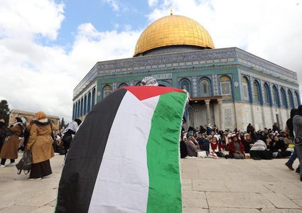 شرطة الاحتلال تزيل العلم الفلسطيني عن مصلى قبة الصخرة