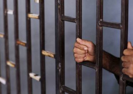 مركز حقوقي يطالب بالتحقيق في ظروف وفاة موقوف في سجون غزة