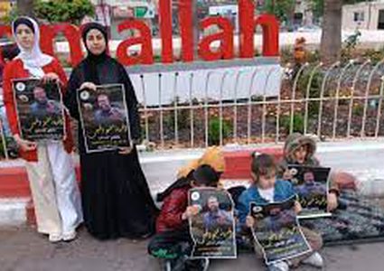 عائلة الشيخ الأسير خضر عدنان تبدأ اعتصامًا مفتوحًا وسط رام الله